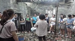 Dr. Selia Tan explaining local building conservation to a group of students